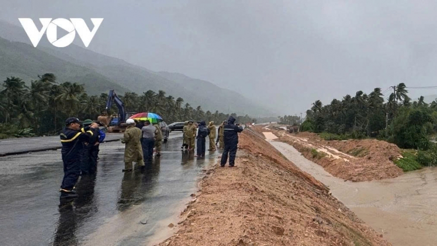 Bão số 13 đã đổ bộ đất liền, nguy cơ lũ quét và sạt lở đất rất cao