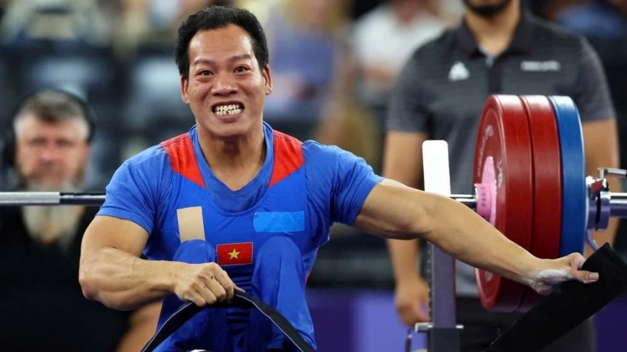 Paralympic powerlifter Le Van Cong awarded gold medal by France