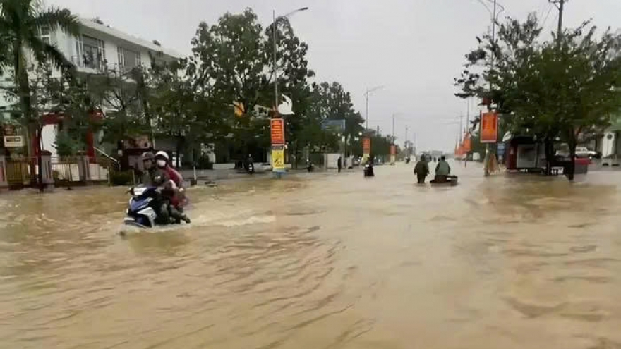 Lũ về vùng trũng trong đêm, dân dùng ròng rọc kéo máy móc nặng cả tấn lên cao