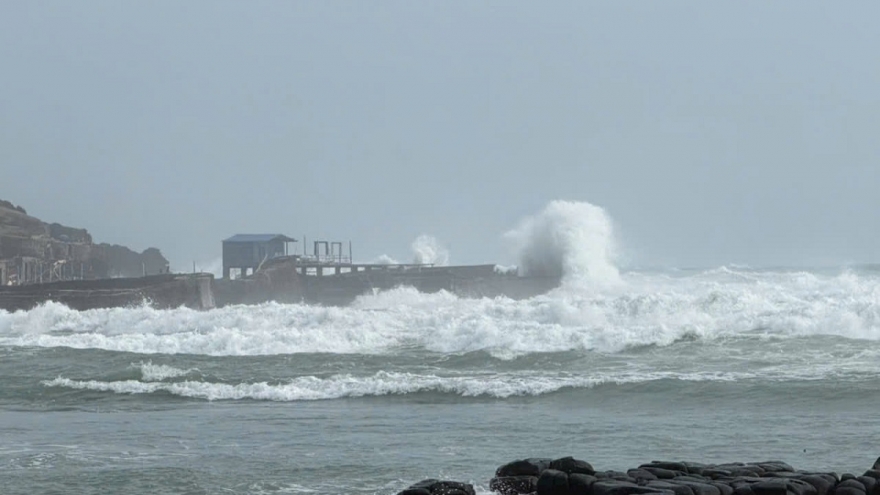 Sóng lớn đánh vỡ lồng bè ở Đặc khu Phú Quý, thiệt hại hơn 2 tỷ đồng
