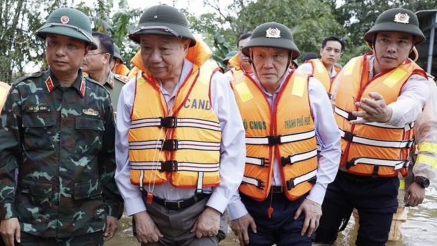 Party chief visits flood-hit Hue city