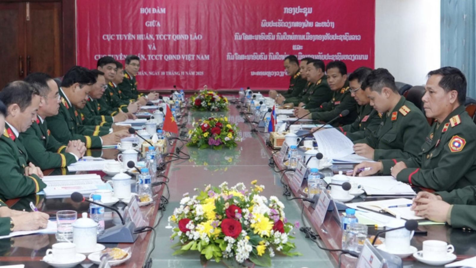 Vietnamese, Lao armies discuss political education