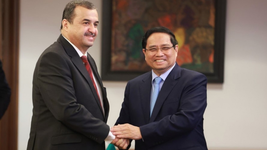 PM meets Algerian officials, corporation representatives