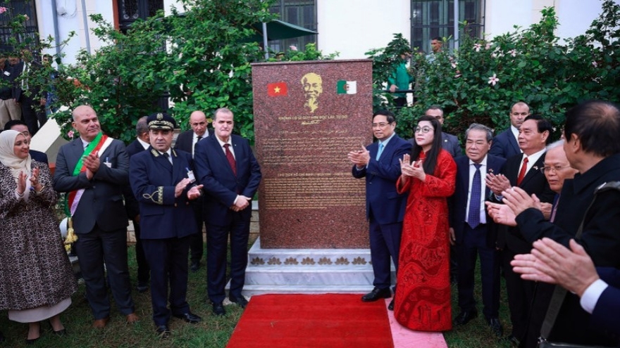 PM attends unveiling of President Ho Chi Minh memorial stele in Algeria