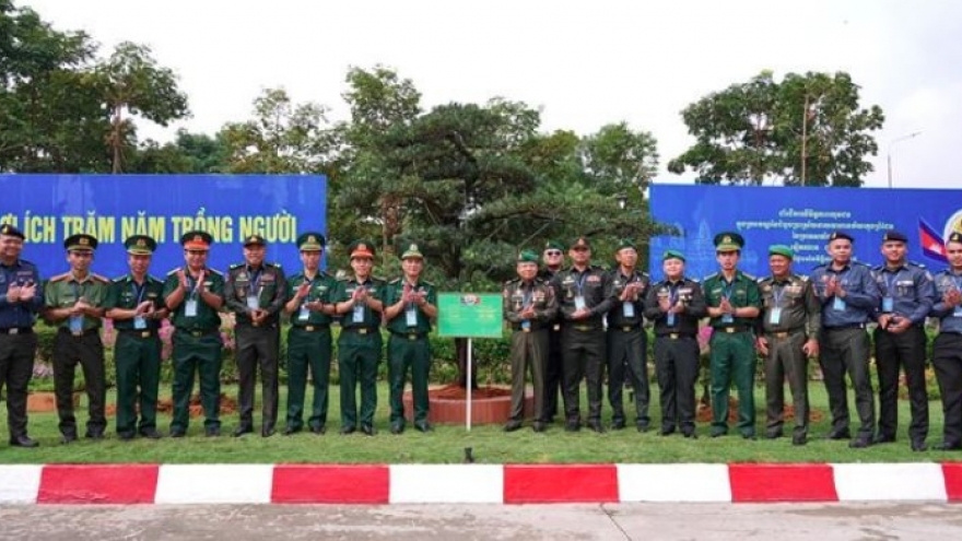 Young Vietnamese, Cambodian officers promote friendship exchange