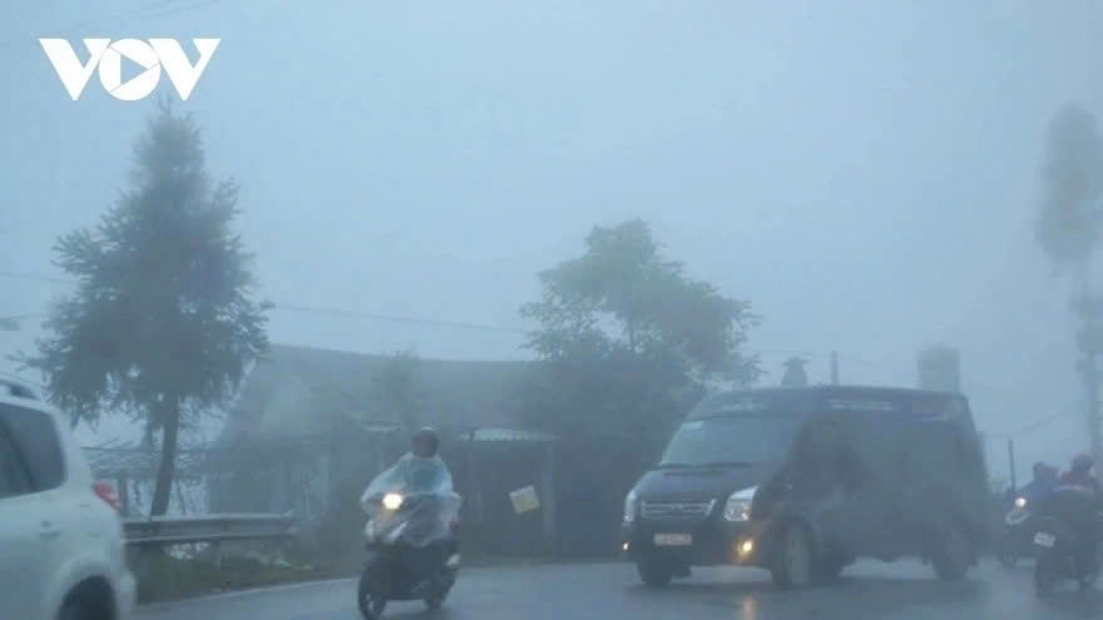 Severe cold grips Northern Vietnam, heavy rains continue in central region