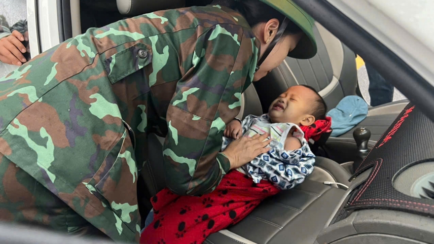 Cấp lương thực cho người dân vùng lũ tại trạm tiếp nhận - cấp phát nhu yếu phẩm