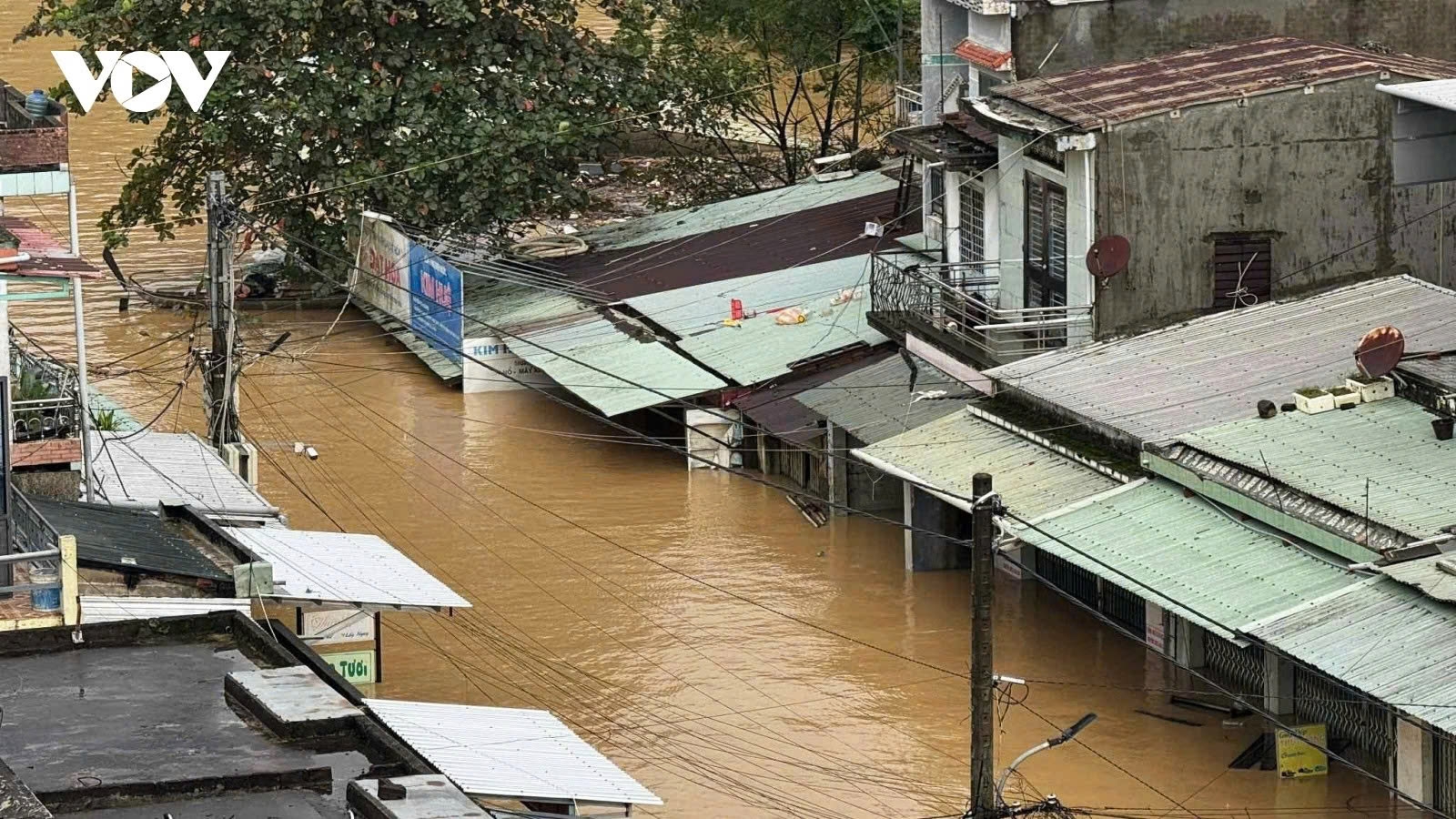 Historic flooding: Thousands evacuated overnight as rivers surge beyond record levels