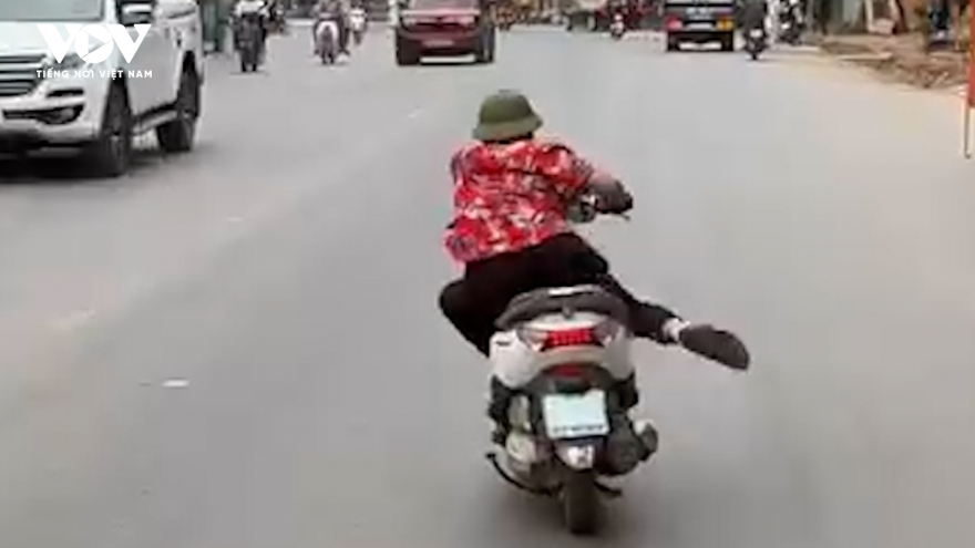 Công an triệu tập người lái xe lạng lách, tạt đầu ô tô trên đường phố Sơn La