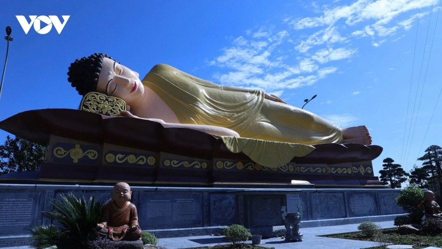 Exploring pagoda housing Vietnam's largest jade Amitābha Buddha