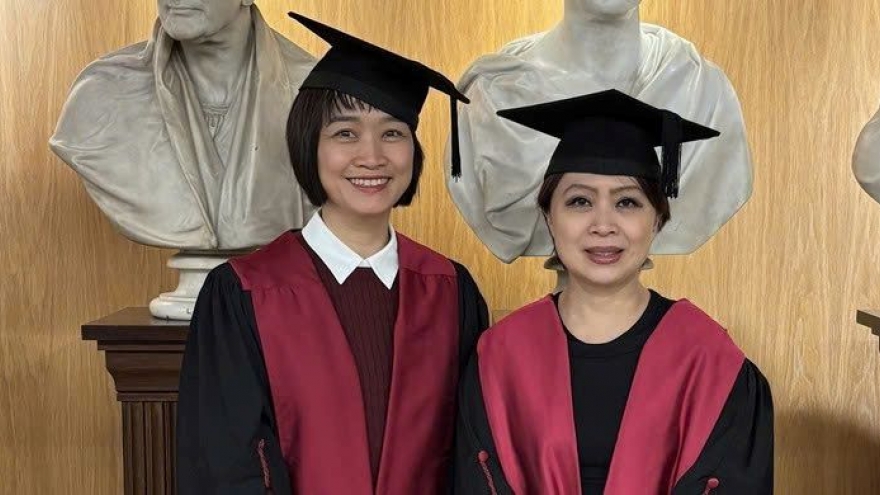 Royal College of Surgeons honours two Vietnamese doctors