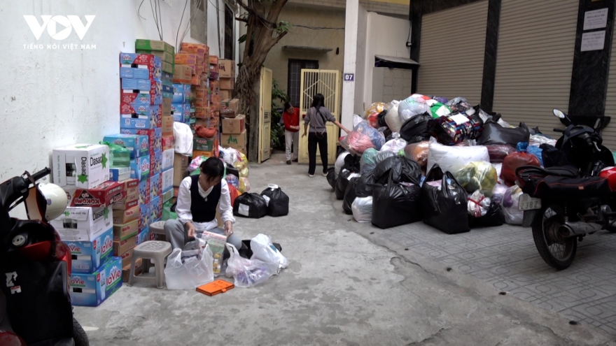 Người Hà Nội tất bật “gói yêu thương”, tiếp sức miền Trung vượt lũ