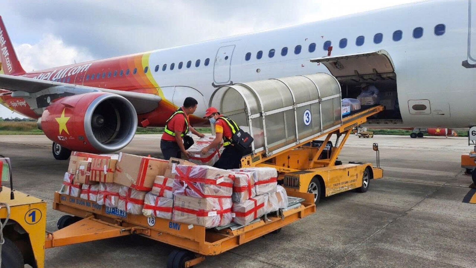 Vietjet cùng đồng bào vượt qua bão lũ, lan tỏa yêu thương