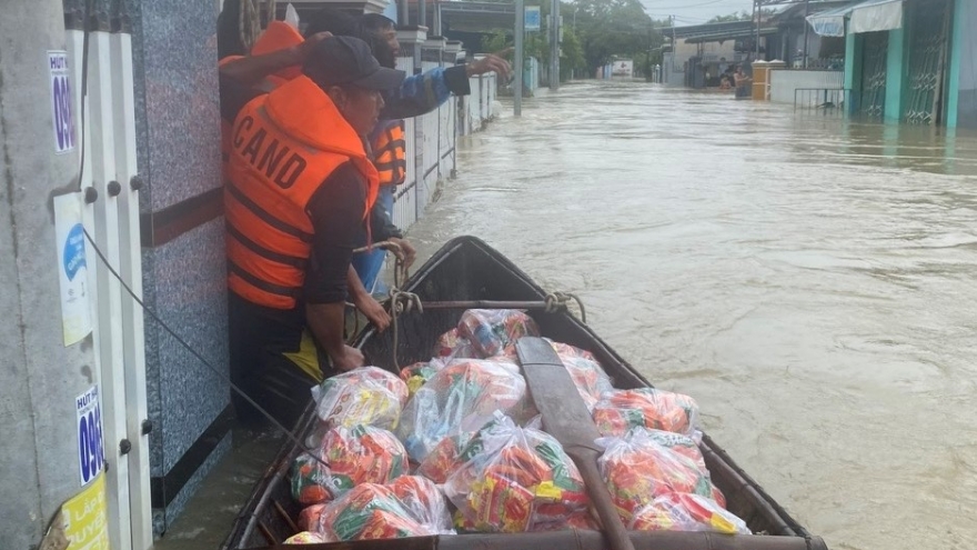 Khánh Hòa hỗ trợ cho người dân bị thiệt hại do mưa lũ