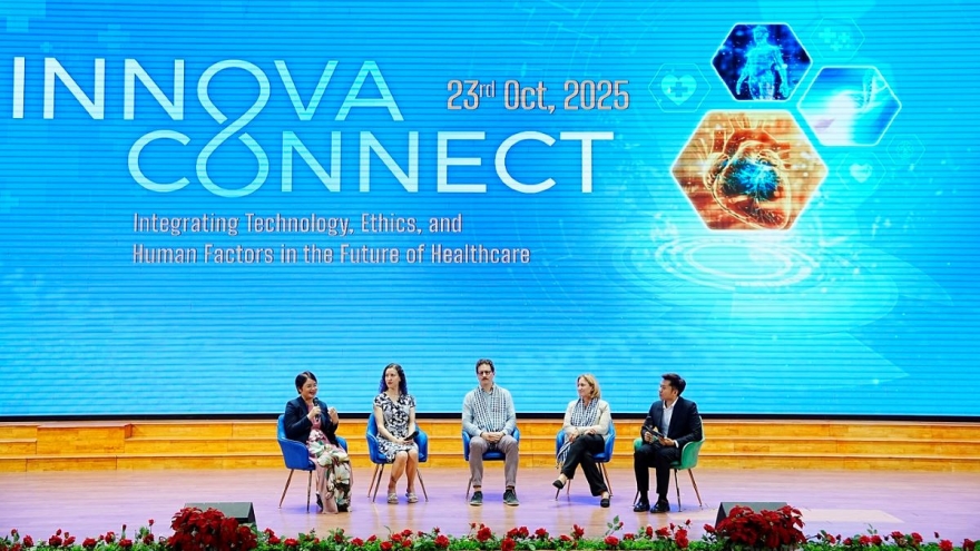 InnovaConnect, InnovaTalk: Xóa nhòa biên giới khoa học Việt Nam và thế giới