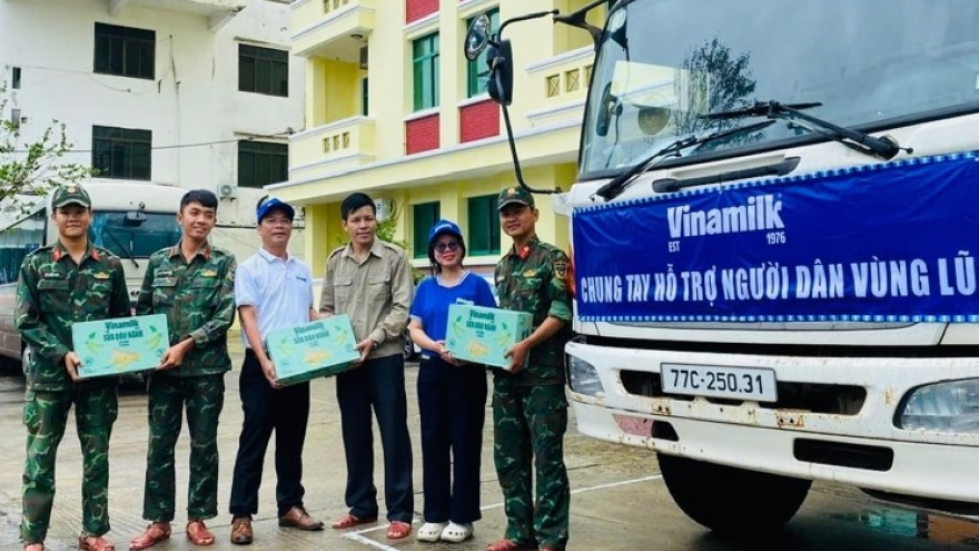 48 tấn sữa và nước uống của Vinamilk đến rốn lũ miền Trung và Tây Nguyên