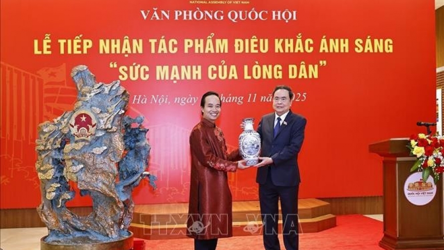 NA Chairman receives light sculpture ahead of legislature's 80th anniversary