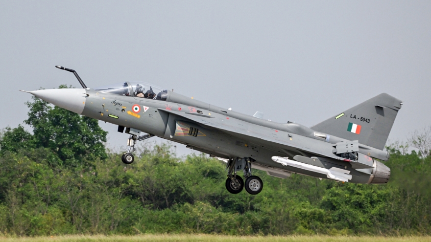 Tiêm kích nội địa Ấn Độ rơi tại Triển lãm Hàng không Dubai, phi công tử nạn