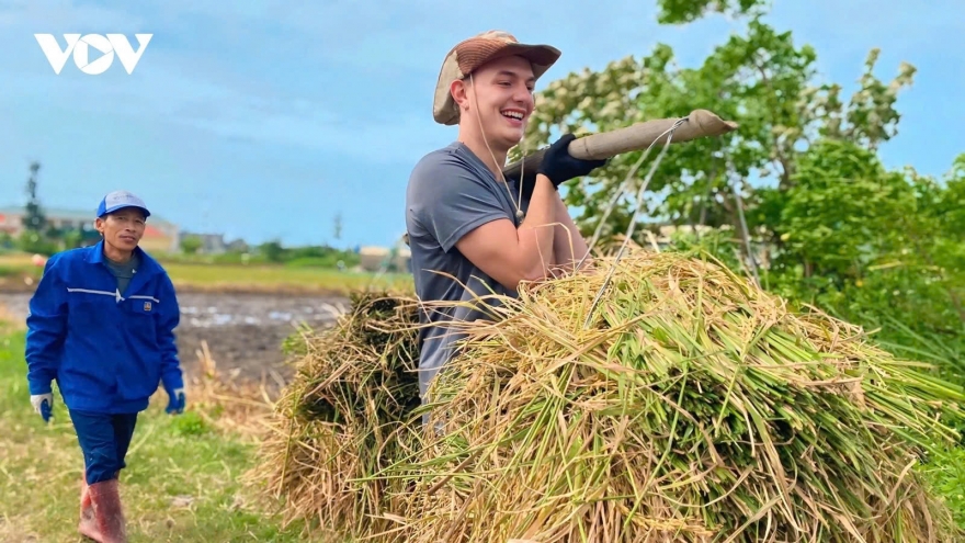 When foreign tourists experience life as farmers in Vietnam