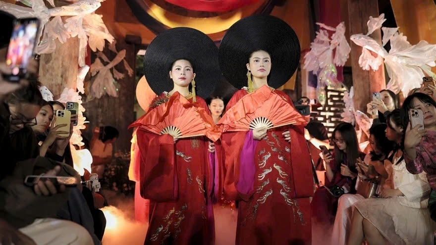 Traditional costumes on show at Hanoi's Old Quarter