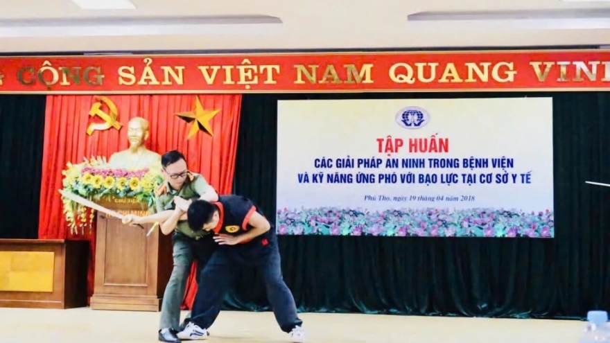 Ngăn bạo lực từ cánh cửa bệnh viện