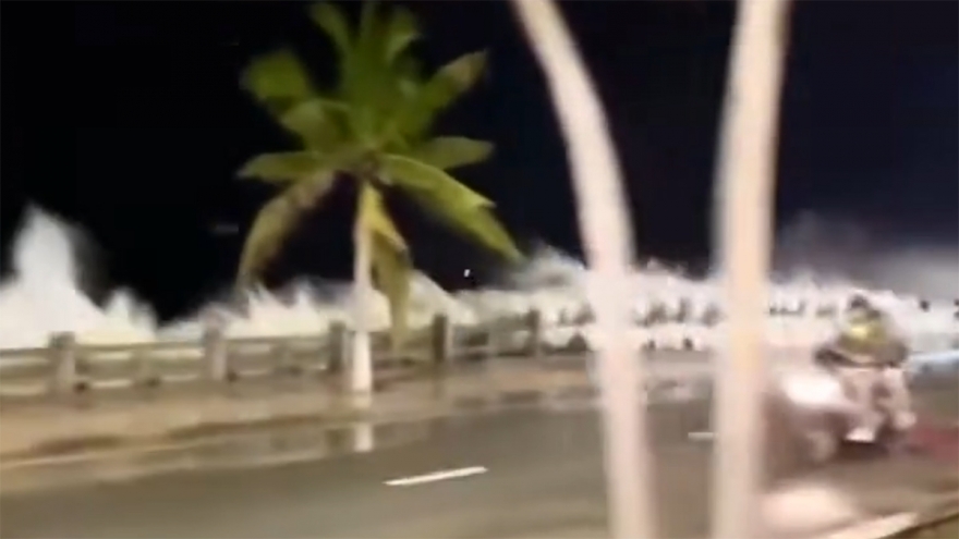 Bão 15 chưa vào, sóng lớn đã tràn lên đường biển Nha Trang