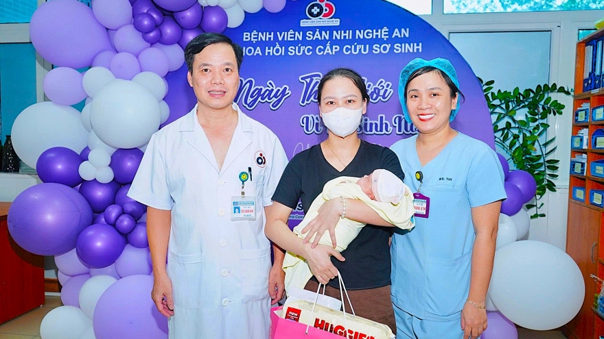 Bé gái nặng 500 gram khi chào đời đã xuất viện