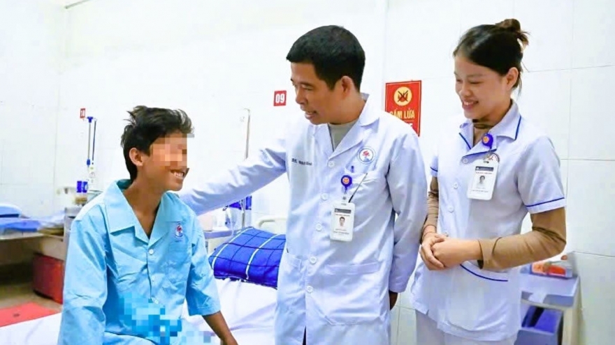 Ba ca đại phẫu cứu nam sinh gãy trật cột sống nguy kịch