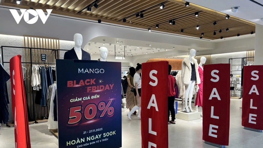 Consumers tighten their belts despite massive Black Friday discounts