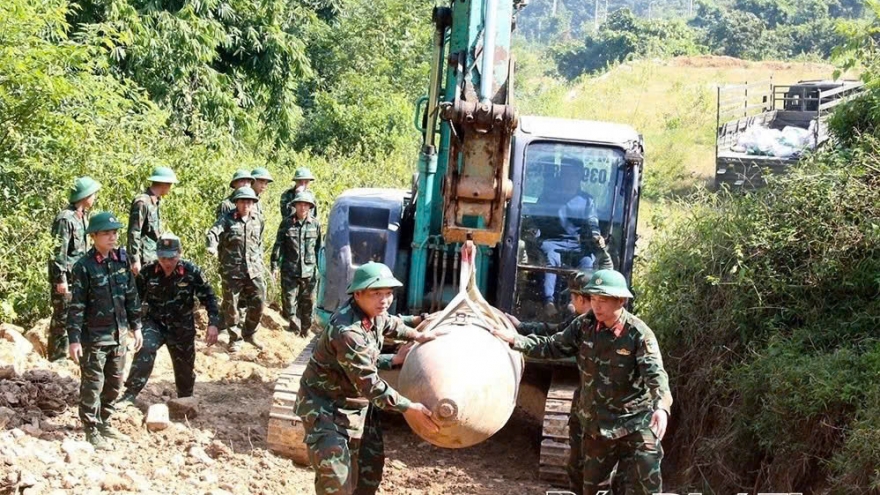 Phú Thọ hủy nổ an toàn quả bom hơn 1 tấn được phát hiện gần cầu Việt Trì