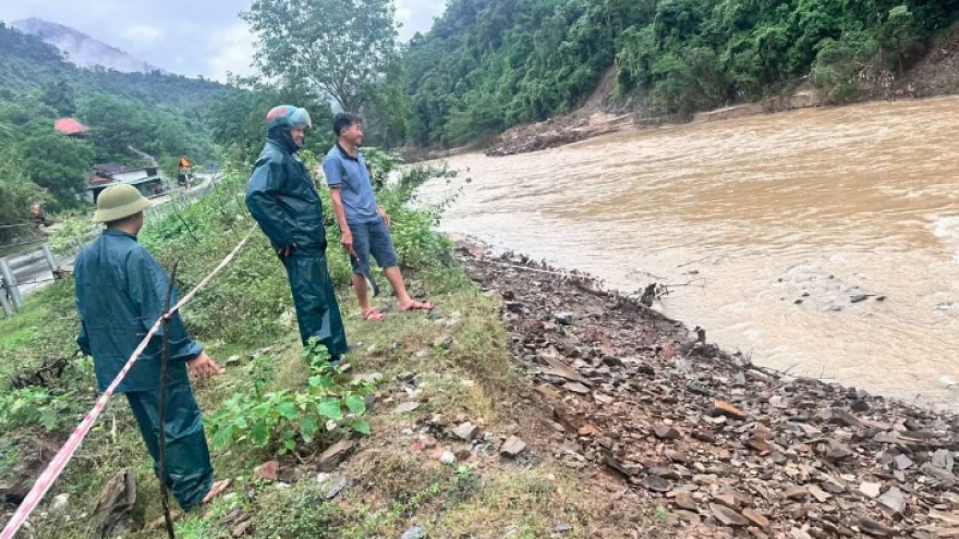 1.4-meter-long bomb found beneath Nam Mo River in Nghe An