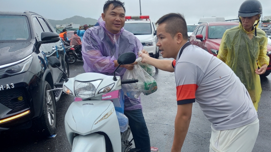 Những phần ăn ấm lòng người dân vùng lũ tỉnh Khánh Hòa