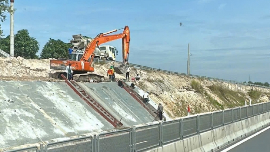 Gia cố mái taluy trên cao tốc Vĩnh Hảo - Phan Thiết