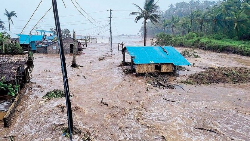 Bão Fung-wong khiến ít nhất 2 người chết, một số thị trấn Philippines bị cô lập