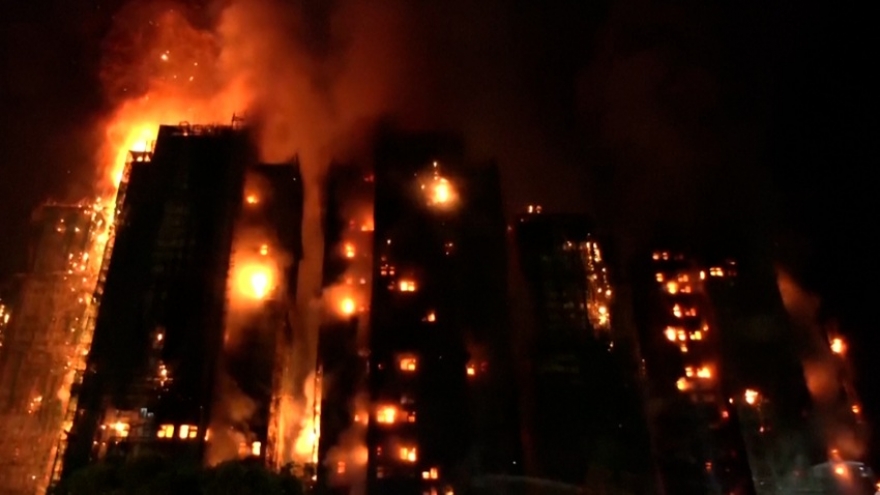 Cháy chung cư ở Hong Kong: Biển lửa nuốt trọn khu nhà cao tầng trong khoảnh khắc