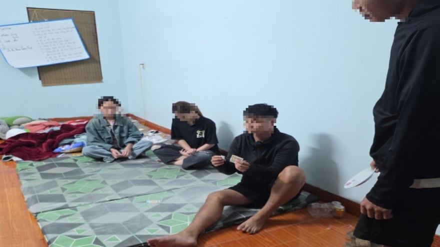 Kiểm tra khu nhà của nhóm môi giới mại dâm ở Bắc Ninh, 5 người dương tính ma túy