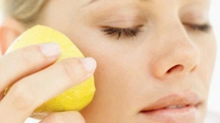 Thoa chanh lên mặt: Làm đẹp tự nhiên hay “lợi bất cập hại”?