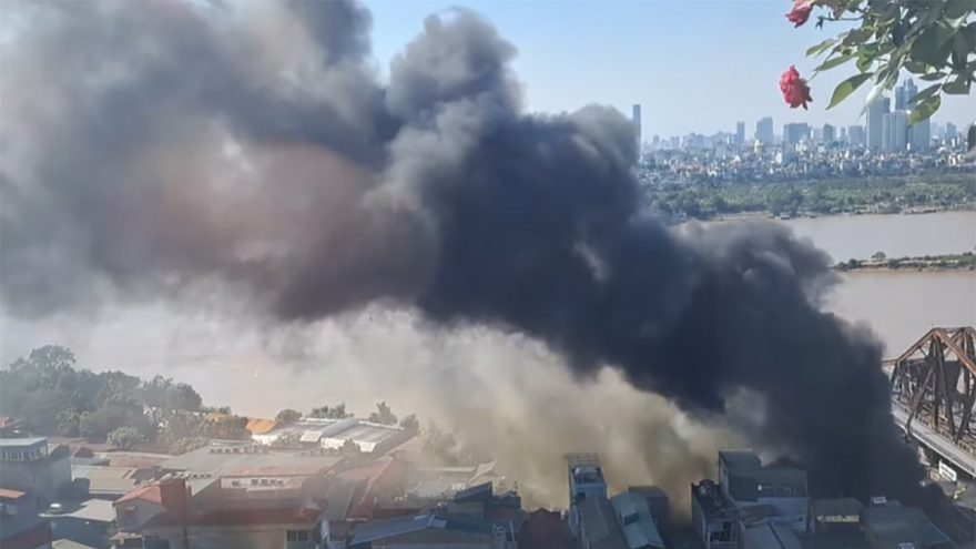 Quán lẩu gần cầu Long Biên bốc cháy dữ dội sau tiếng nổ lớn