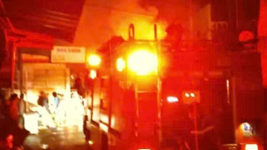 Cháy chợ Bình Dương trong đêm, nhiều tiểu thương ngã gục