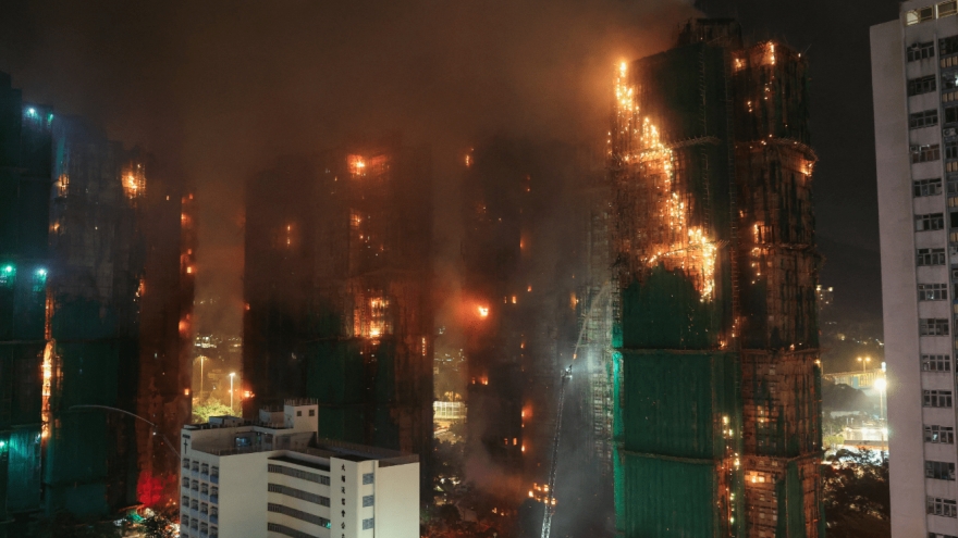 Số người thiệt mạng trong vụ cháy chung cư Tai Po, Hong Kong tăng lên 55