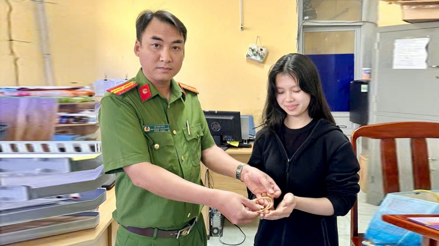 Công an tỉnh Đồng Tháp trả lại của rơi cho nhiều người bị mất