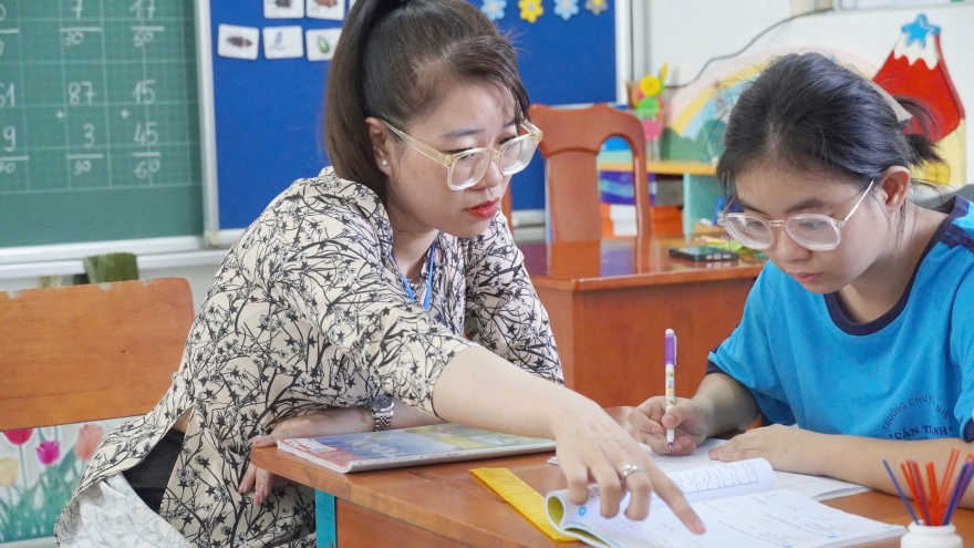 Cô giáo từ đảo Thạnh An vào đất liền dạy trẻ chuyên biệt