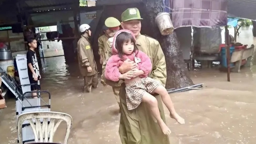 Mưa lũ ở Khánh Hòa: Di dời dân trong đêm, nhiều trường cho học sinh nghỉ học