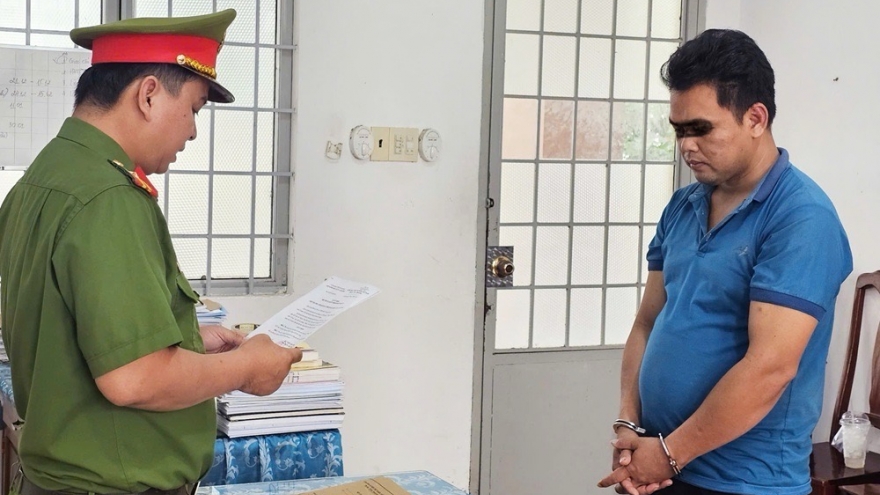 Khởi tố, bắt tạm giam đối tượng giao cấu với bé gái 13 tuổi