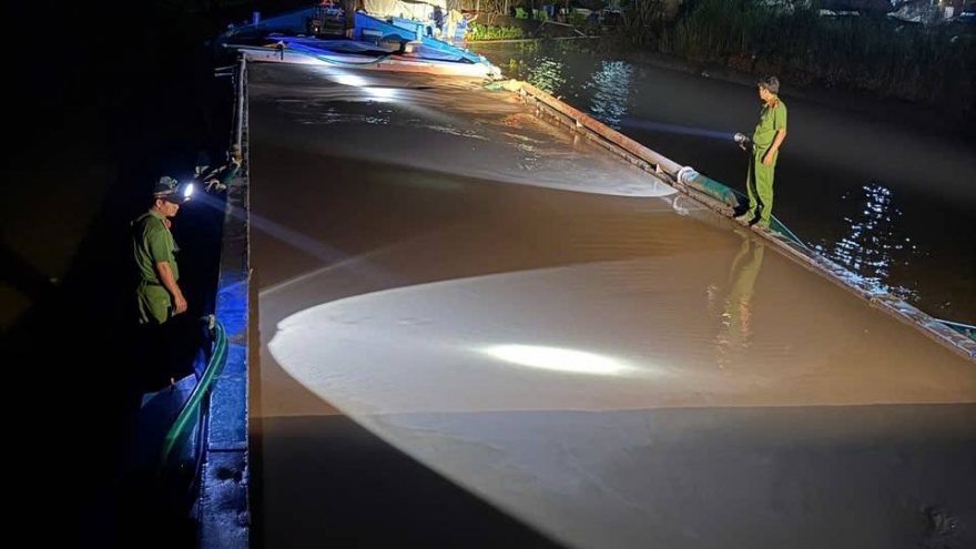 Bắt giữ hàng loạt phương tiện khai thác, tàng trừ cát trái phép