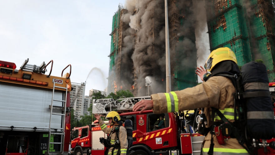 Lính cứu hỏa hy sinh khi nỗ lực dập tắt đám cháy chung cư kinh hoàng tại Hong Kong