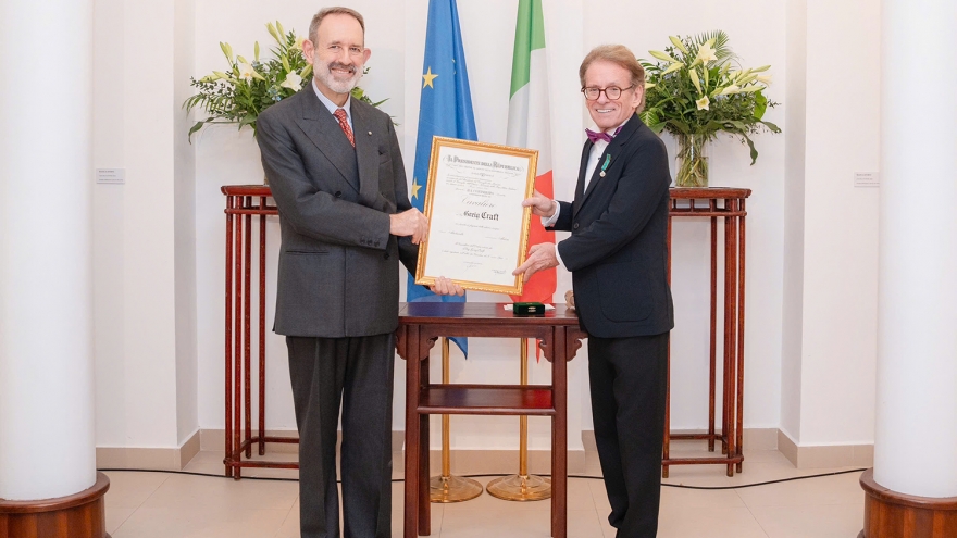 Cha đỡ đầu của "chú lính chì" Thiện Nhân được Italy tặng Huân chương cao quý