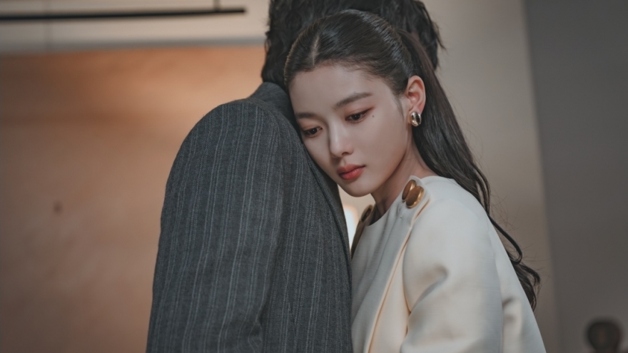 Kim Yoo Jung: Từ "em gái quốc dân" đến vai phản diện u ám nhất sự nghiệp