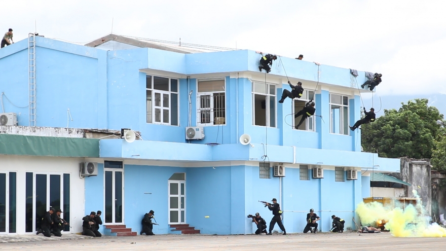 Diễn tập chống khủng bố bắt giữ con tin tại cảng hàng không Điện Biên