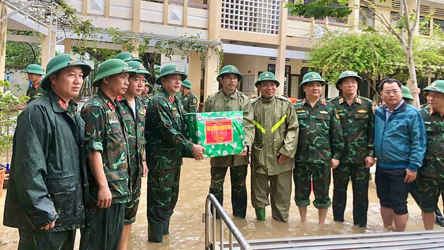 Thượng tướng Trương Thiên Tô tặng quà người dân vùng lũ